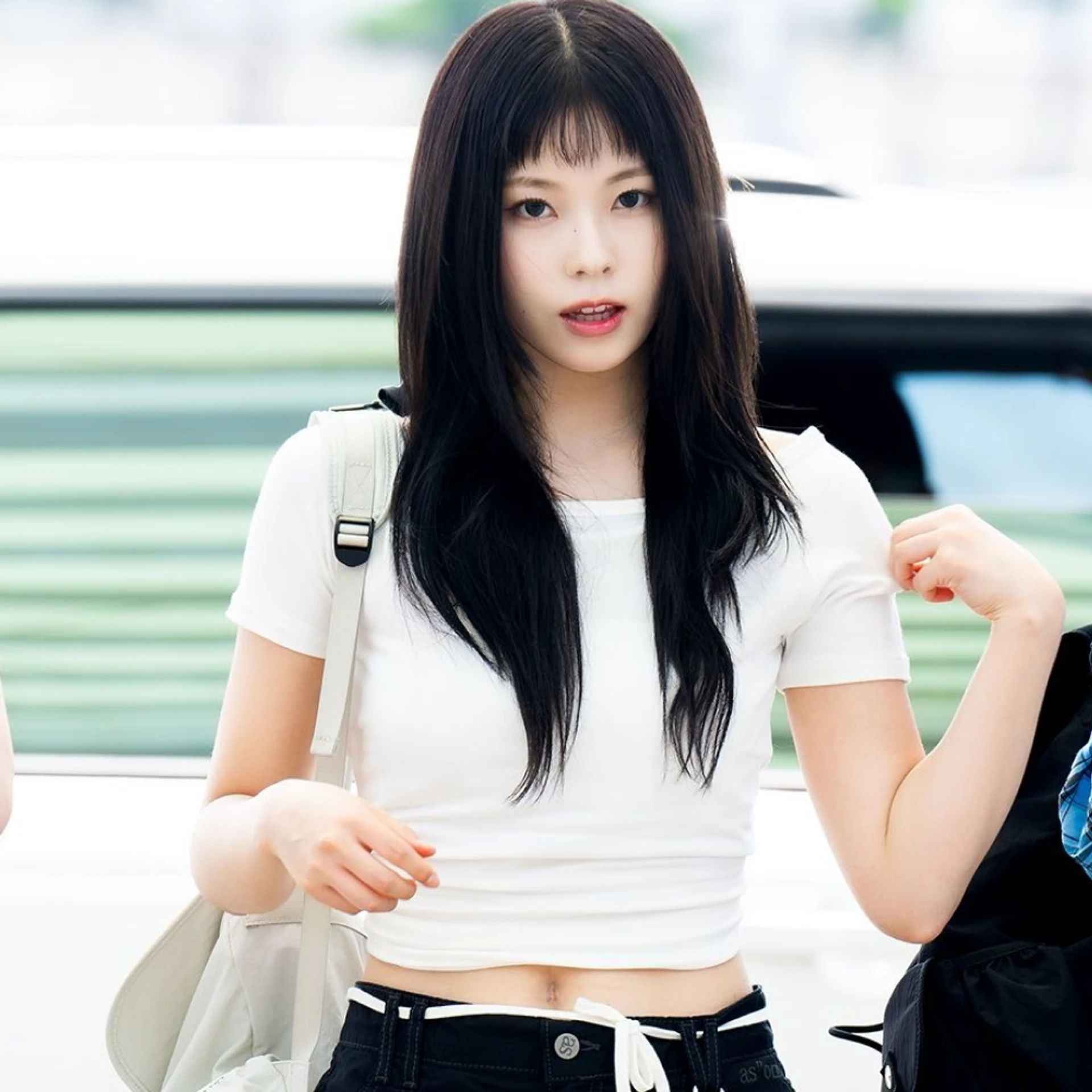 アイドル NMIXX WINDBREAKER CONTENT - NMIXX KYUJIN Airport Fashion Off-shoulder