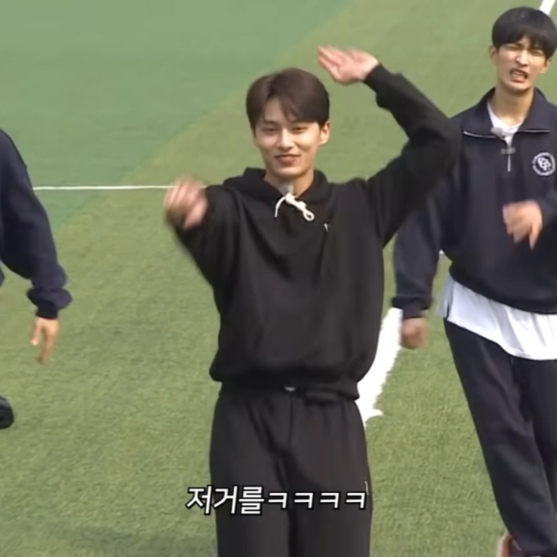 SKIING FLEECE HOODIE JACKET-BLACK☆韓国俳優ハンソヒ着用☆ CONTENT - SEVENTEEN JUN YouTube GOING SEVENTEEN's black