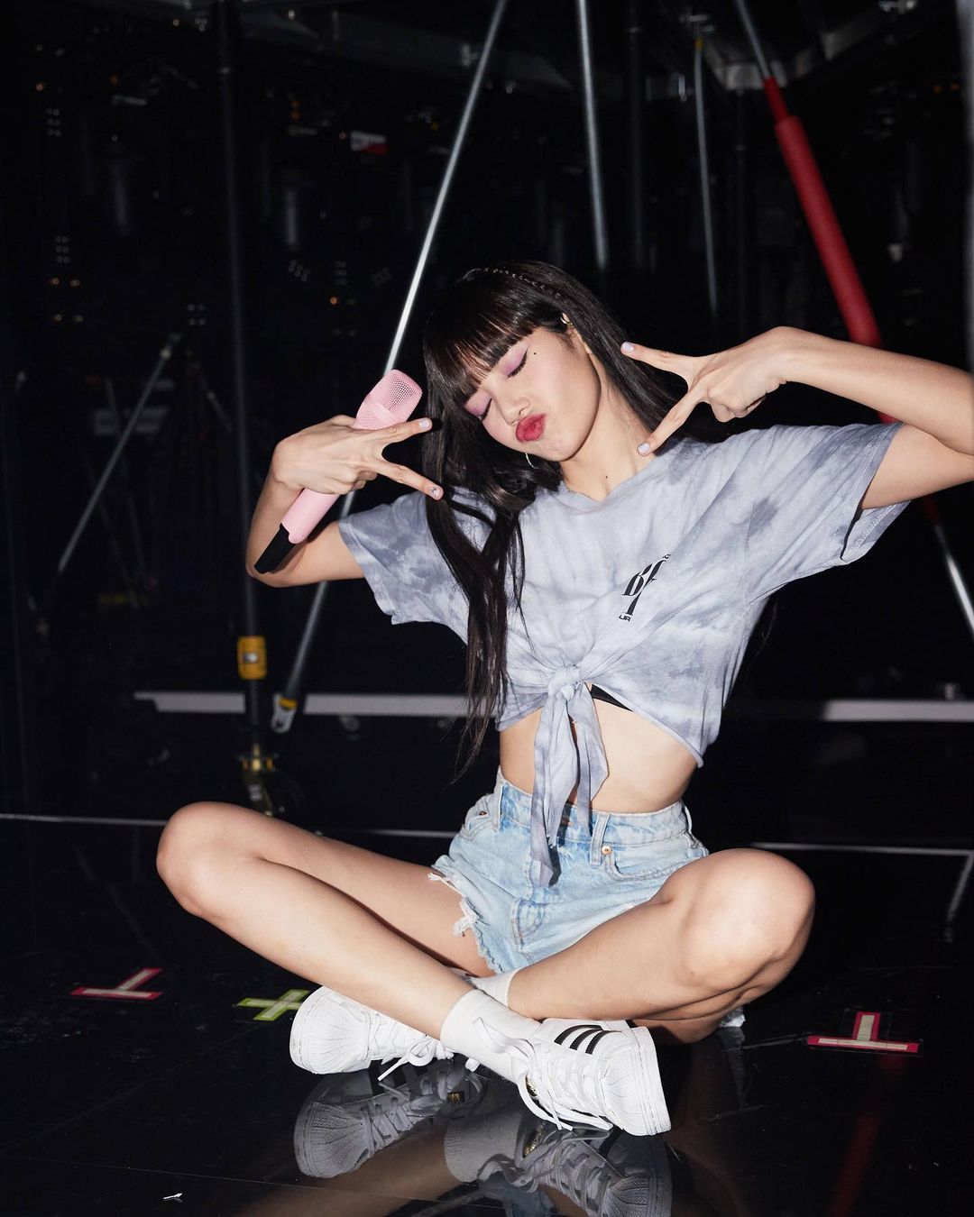 BLACKPINK adidas ステッカー リサ 200208] Lisa in this kind of sport wear is😍 . 👟For @adidas