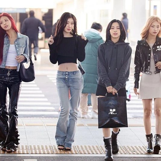 CONTENT - ITZY CHAERYEONG's airport fashion black crop top CONTENT - ITZY CHAERYEONG's airport fashion black crop top