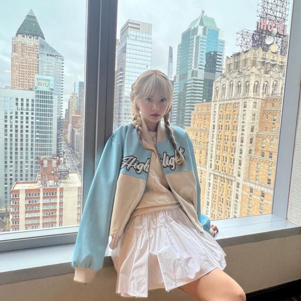 アイドル LE SSERAFIM Peaches. VARSITY JACKET XL LE SSERAFIM x Peaches Collaboration Black Varsity Jacket
