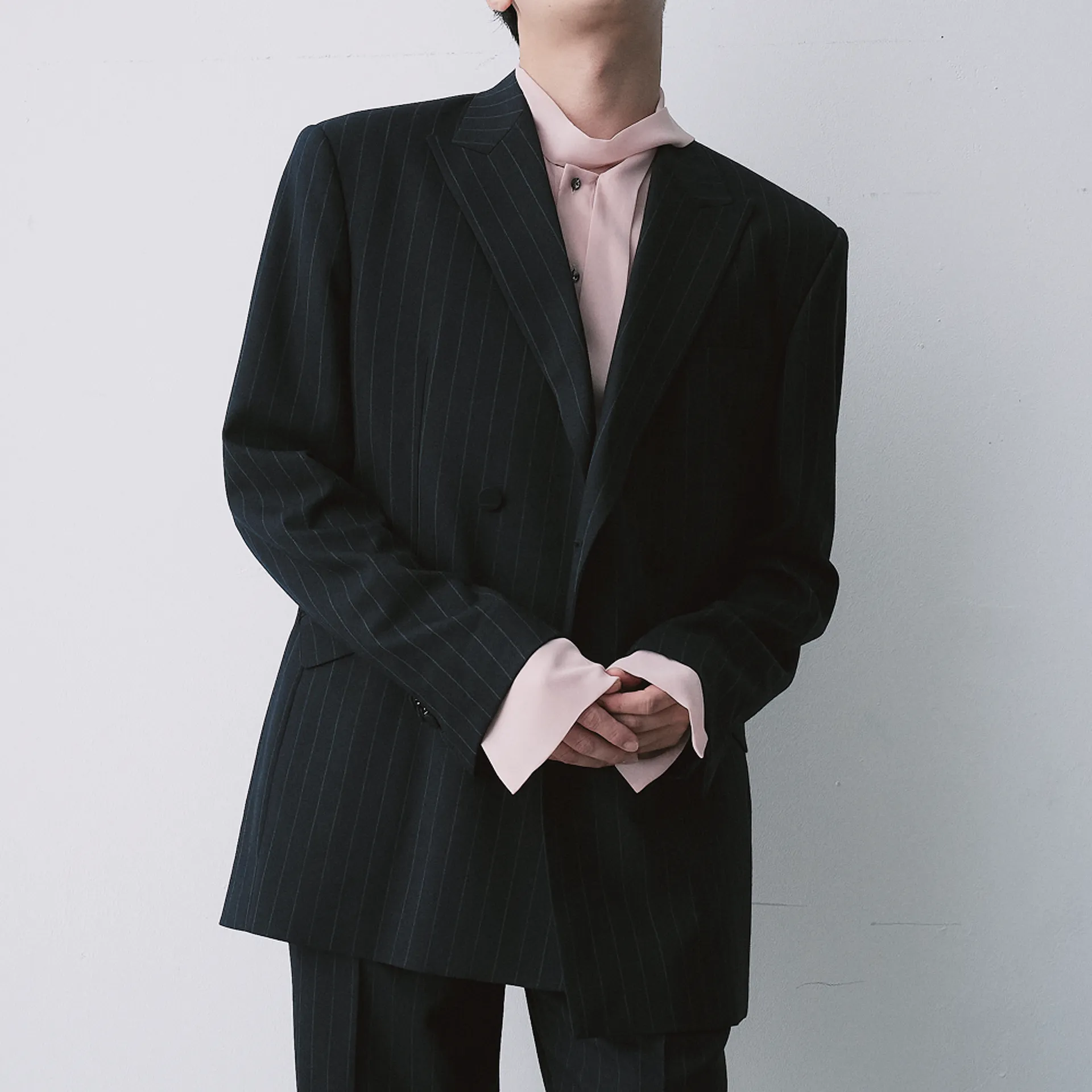VUE D’OSO Navy Chalk Stripe Natural Fit Suit